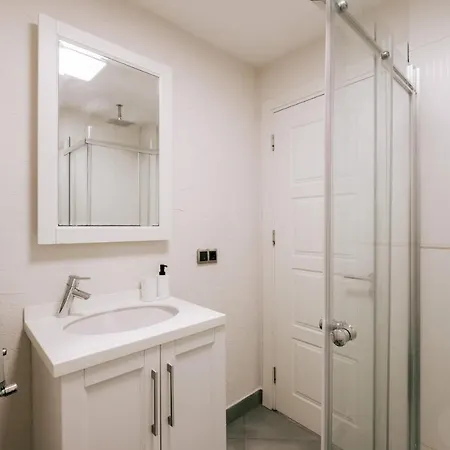 Apartment Cozy Retreat With Balcony 2 Min To Galata Tower